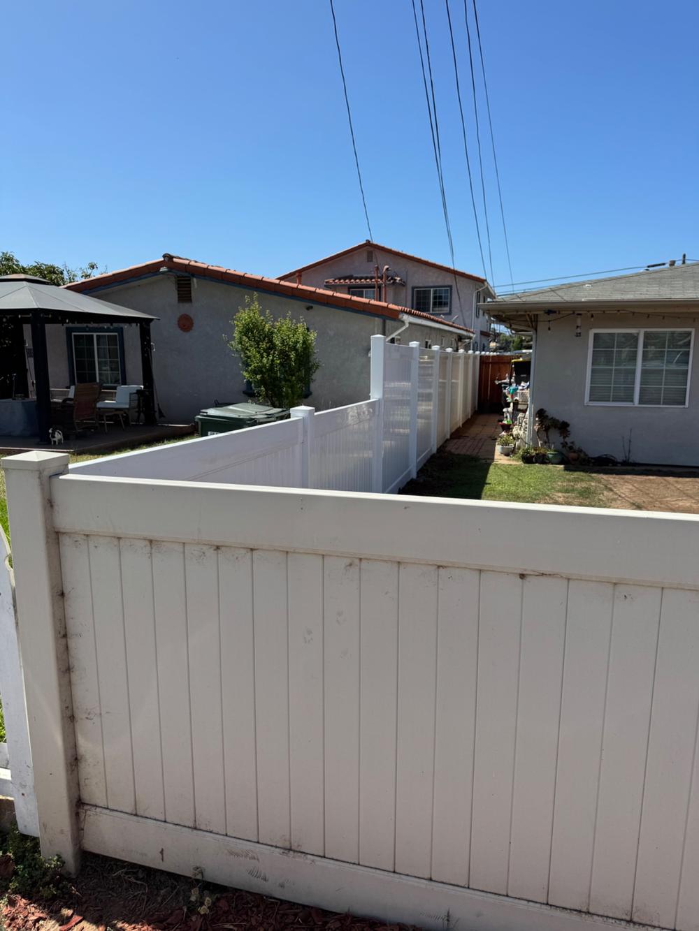 Vinyl vs. Wood Fencing in San Diego County: Which One Fits Your Yard?