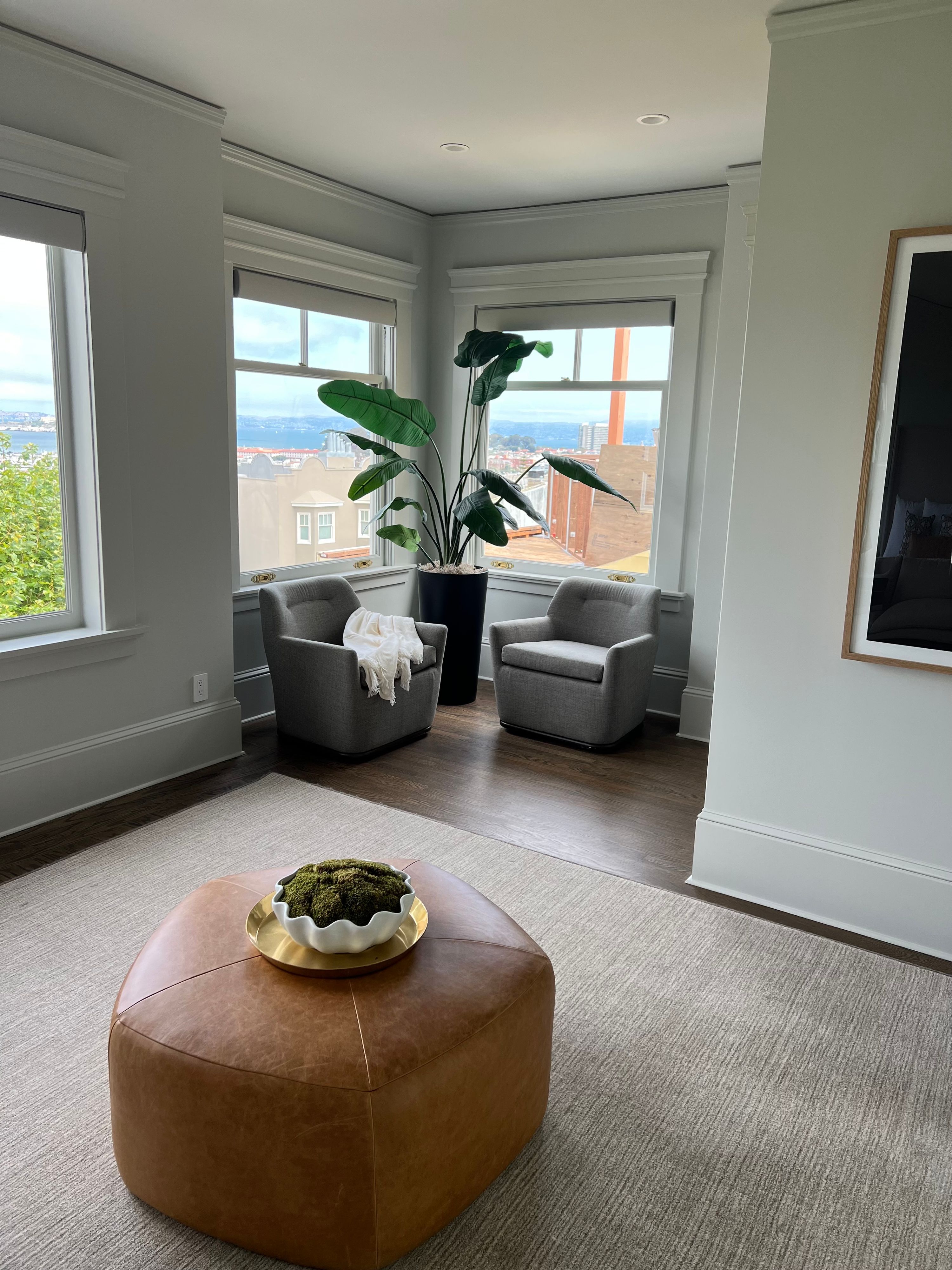 Sitting room with a city view, spotless