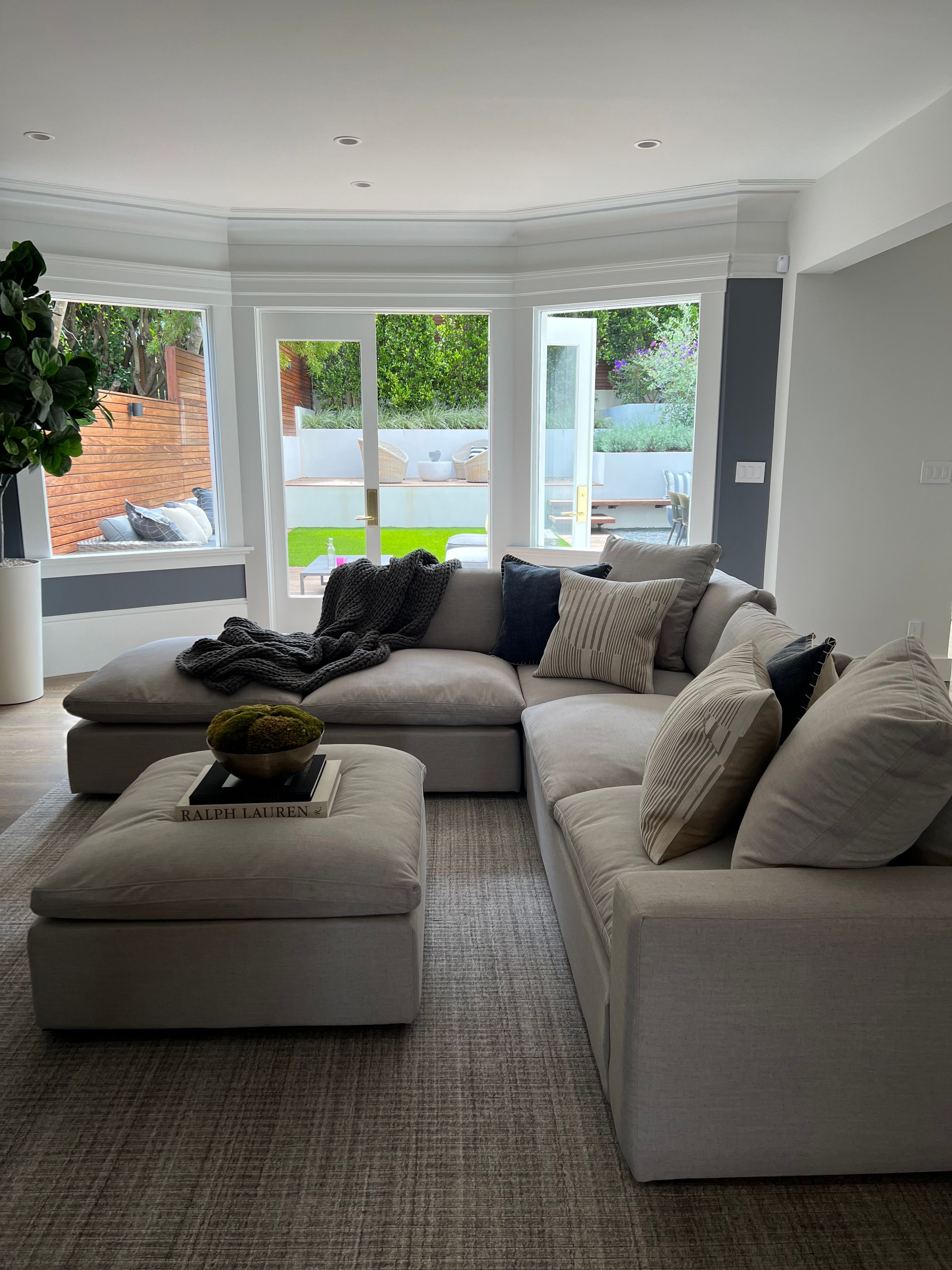 Family room with bay windows after our visit