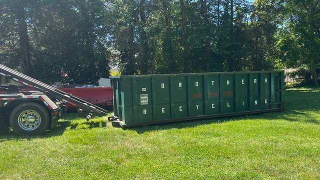Contenedor roll-off y trabajo de vaciado de Brothers Recycling LLC