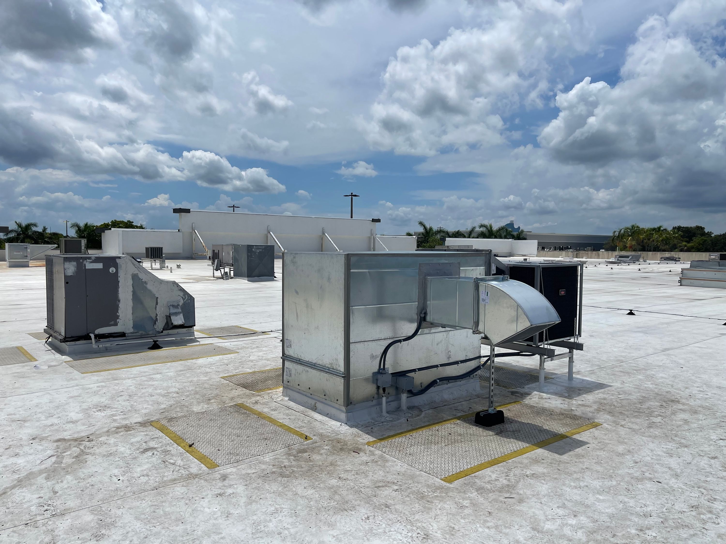 Master Mechanical HVAC technician servicing an air conditioning system in Miami