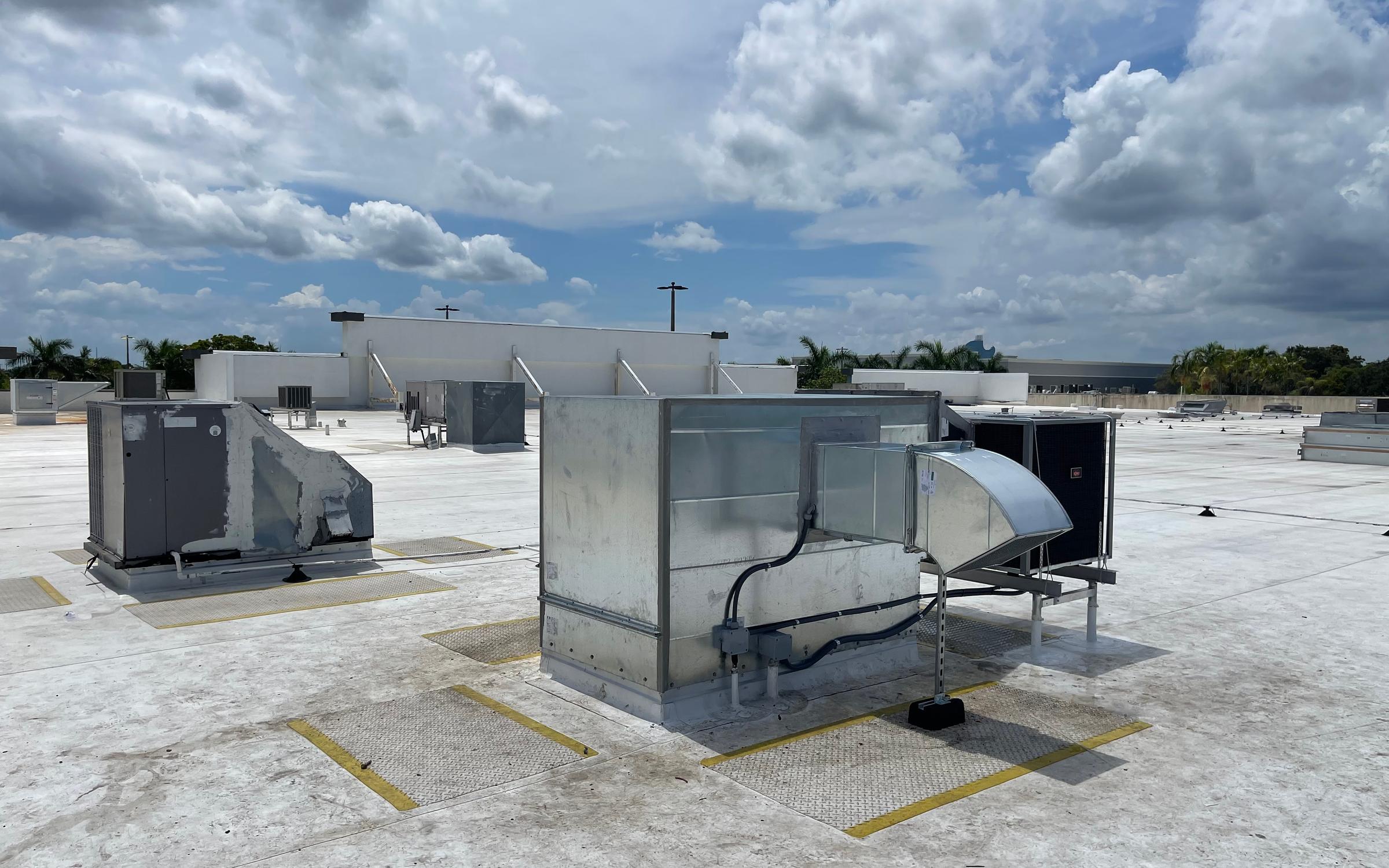 Master Mechanical HVAC technician servicing an air conditioning system in Miami