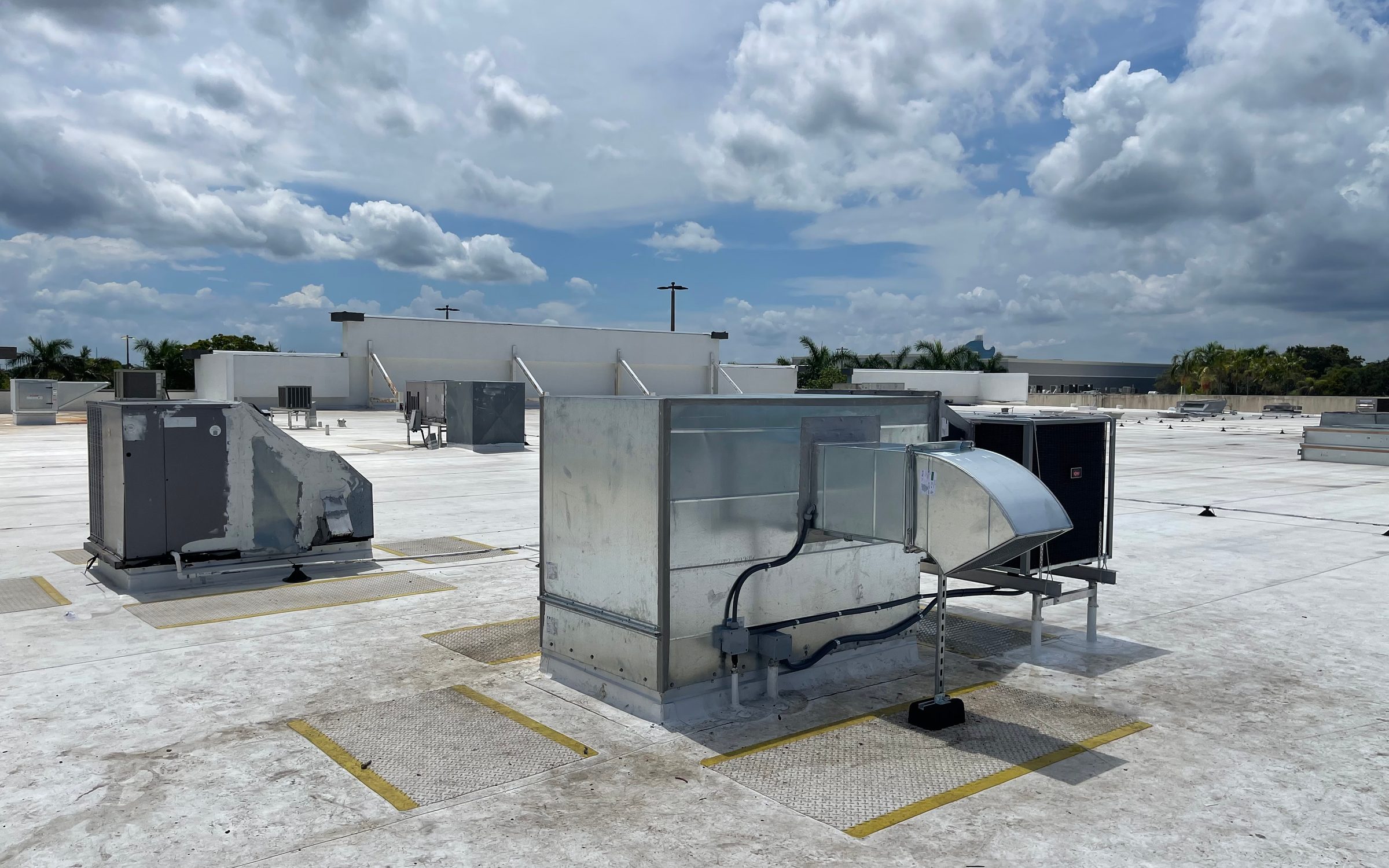 Master Mechanical HVAC technician servicing an air conditioning system in Miami