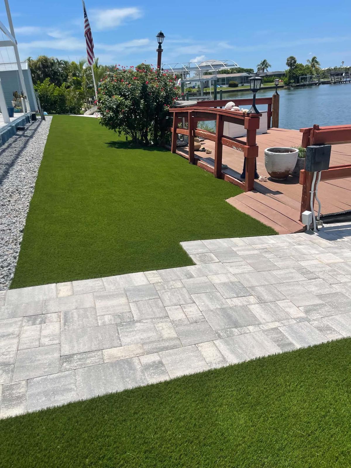 Paver Walkways / Senderos de Adoquines