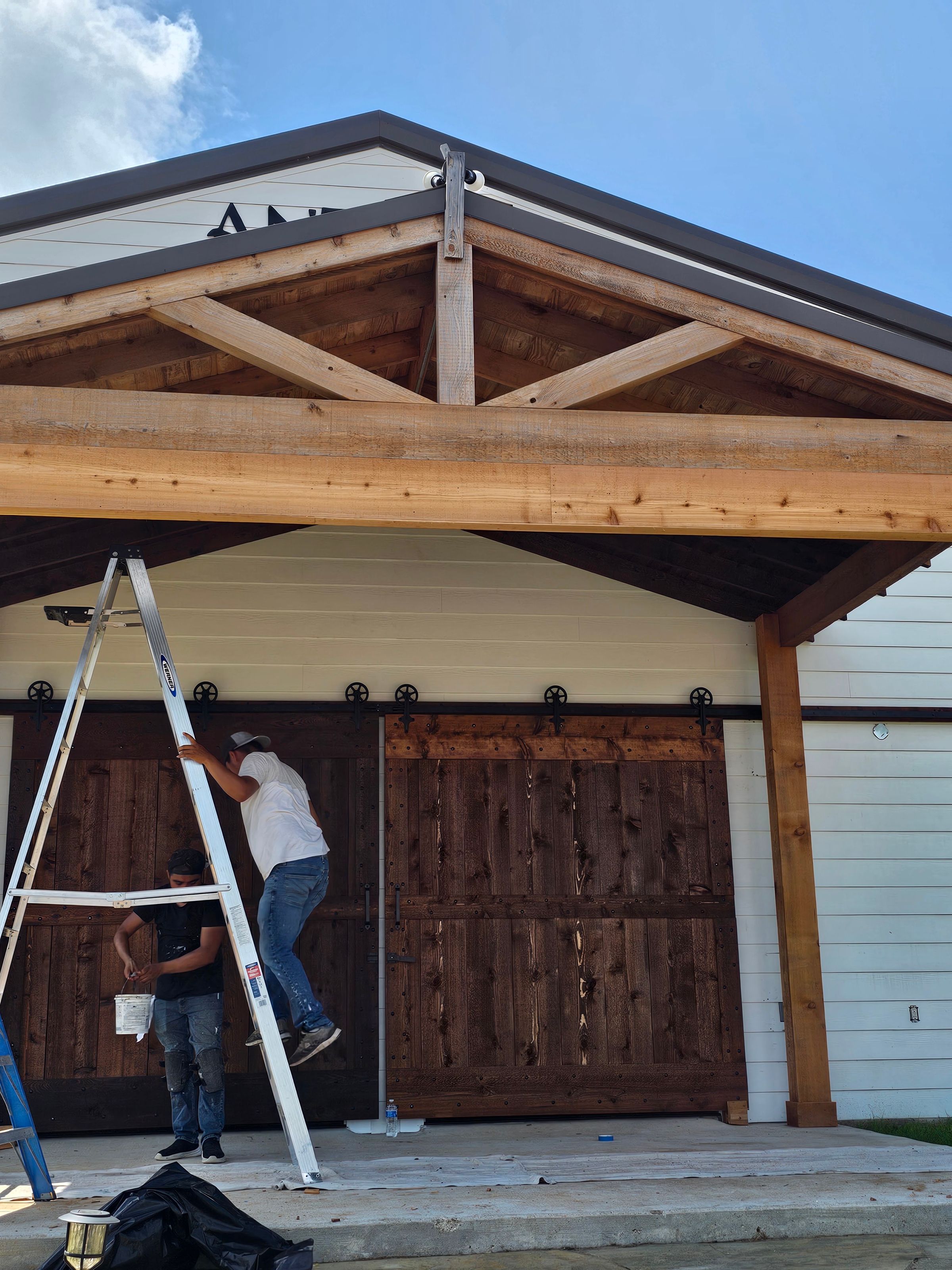 Round Top Construction team at work