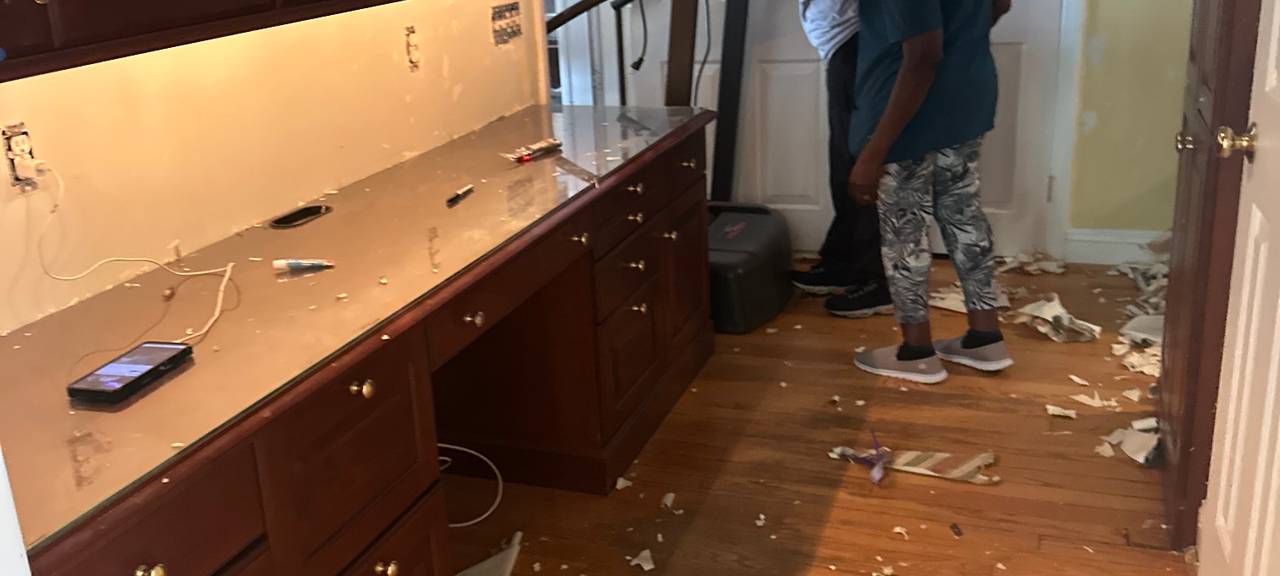 Removing Old Wallpaper the Right Way (and What's Underneath)