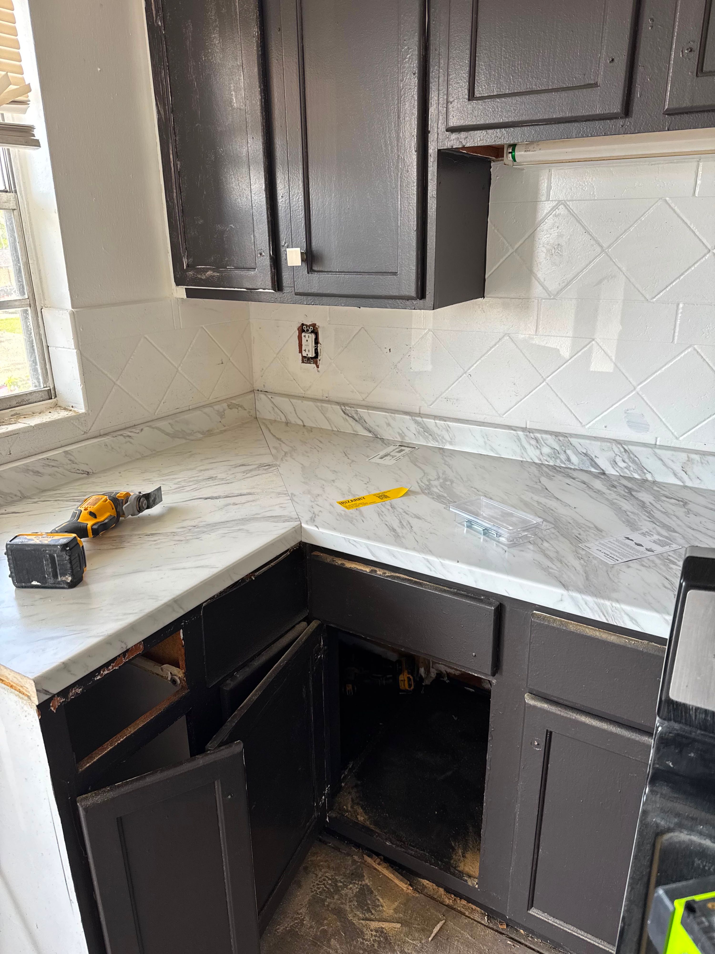 Countertop fitting — Kitchen Refresh project by SoHo Home Multiservices