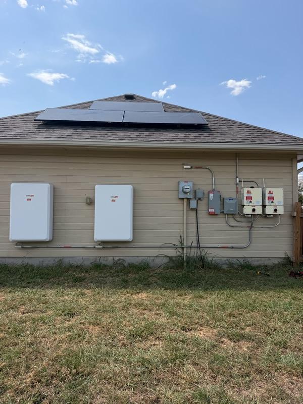 North Texas home with rooftop solar panels and wall-mounted battery storage serviced by Solargy Solutions