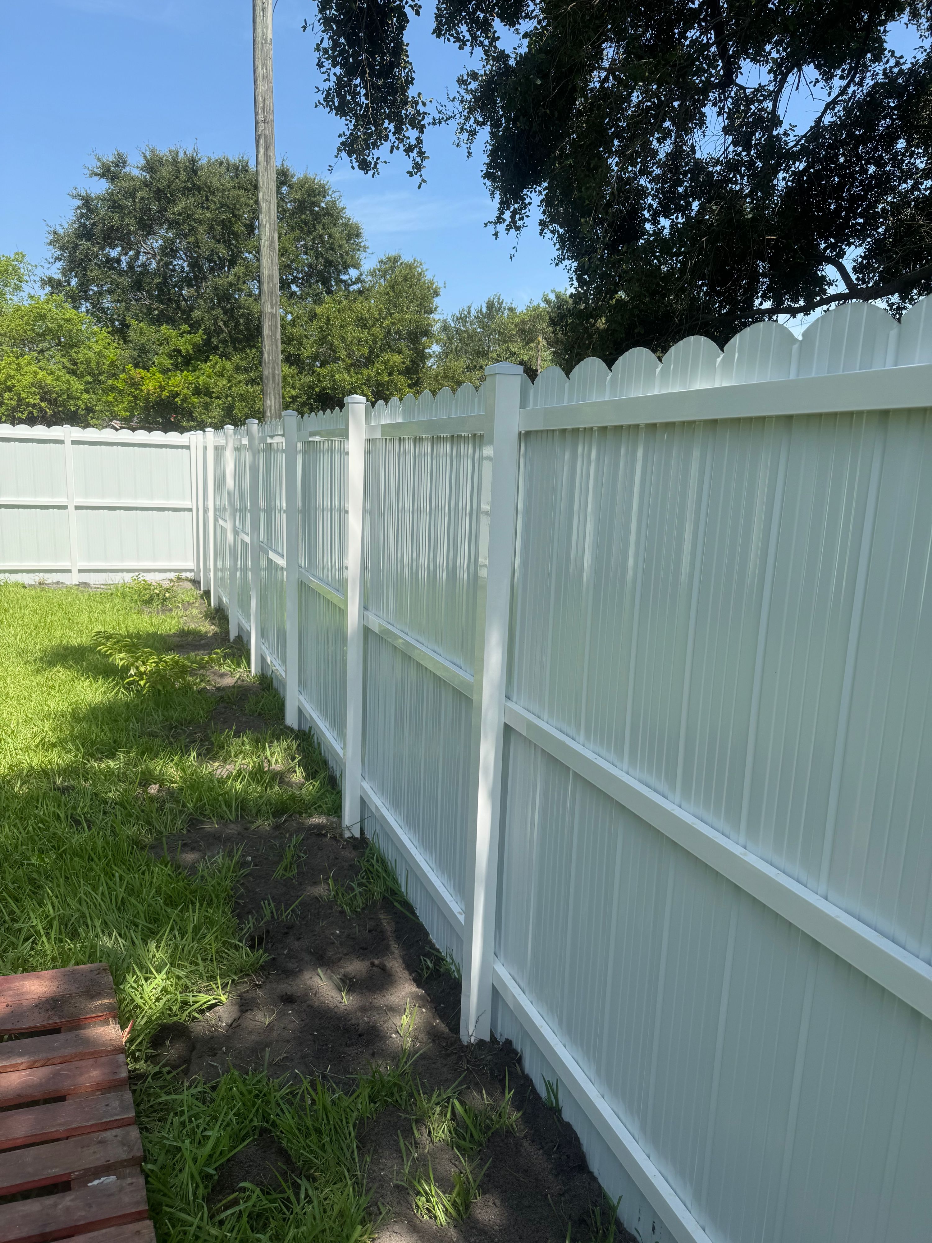 White vinyl privacy fence run installed by YGN Quality Multiservices in South Florida