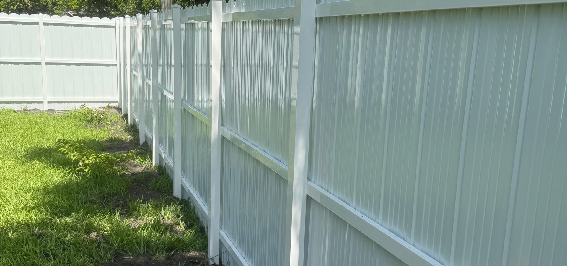 White vinyl privacy fence run installed by YGN Quality Multiservices in South Florida