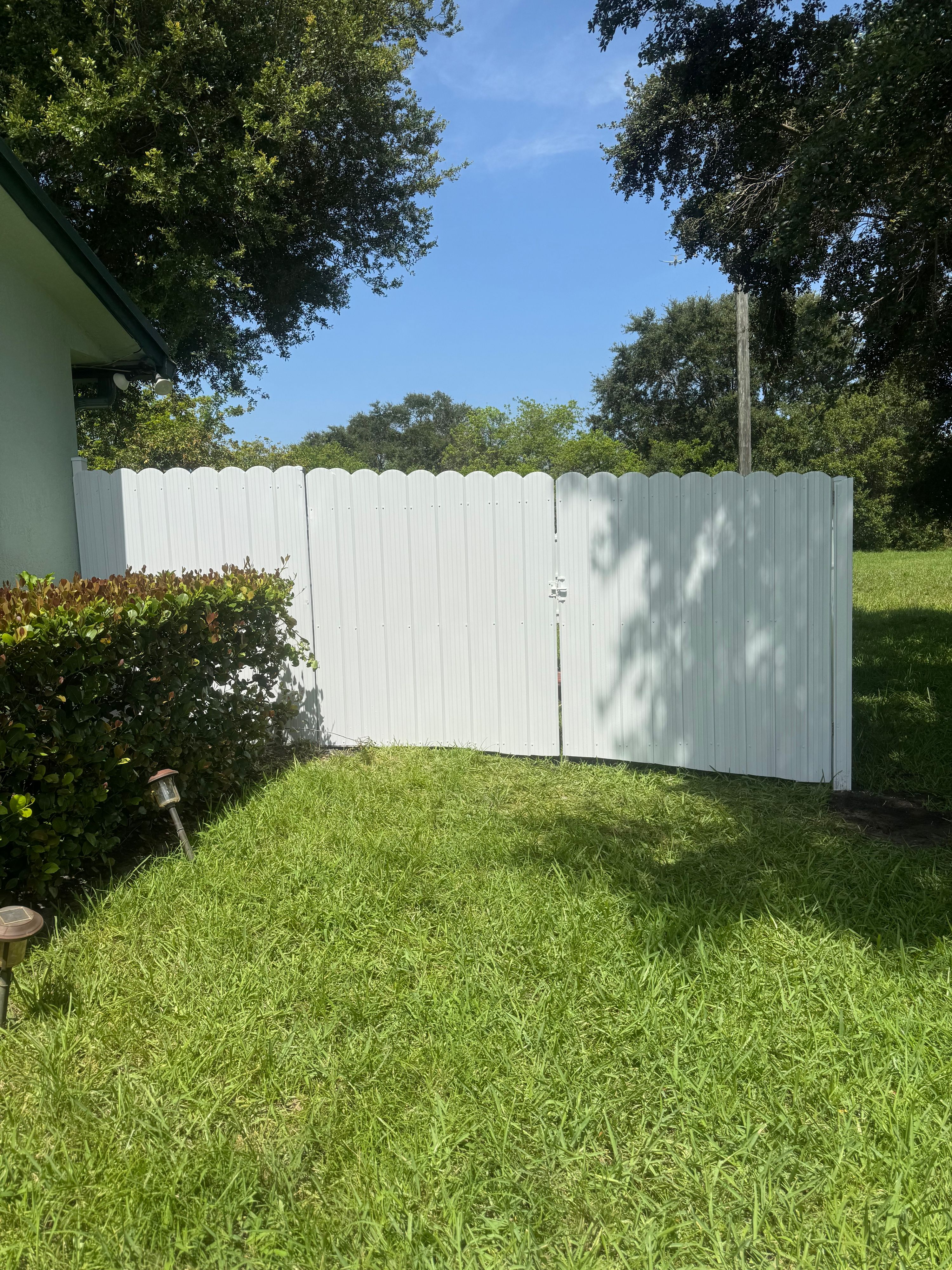 White vinyl double drive gate installed by YGN Quality Multiservices in Hialeah, Florida