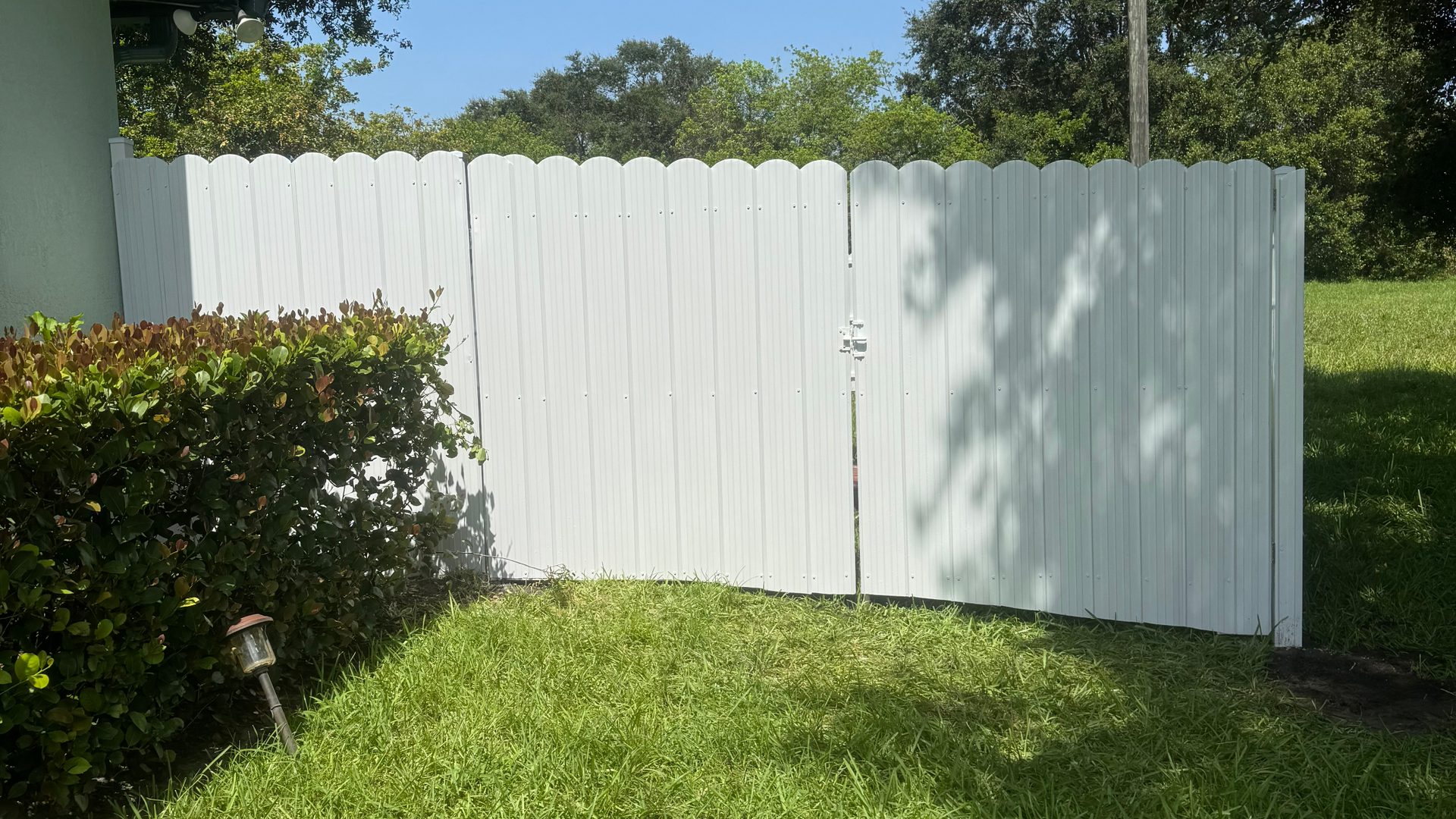 White vinyl double drive gate installed by YGN Quality Multiservices in Hialeah, Florida